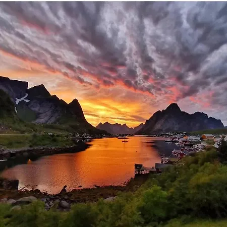 Apartment Cozy With Reinebringen Mountain View - Reine, Lofoten *