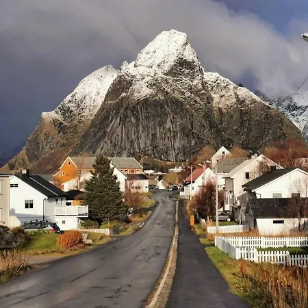 Cozy With Reinebringen Mountain View - Reine, Lofoten Apartment Reine