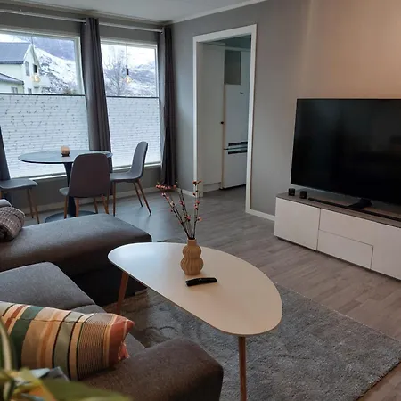 Cozy With Reinebringen Mountain View - Reine, Lofoten Apartment *