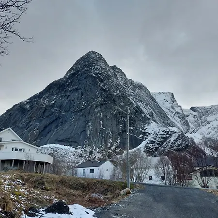 Apartment Cozy With Reinebringen Mountain View - Reine, Lofoten Reine