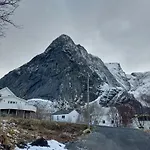 Апартаменты Cozy With Reinebringen Mountain View - Reine, Lofoten Рейне